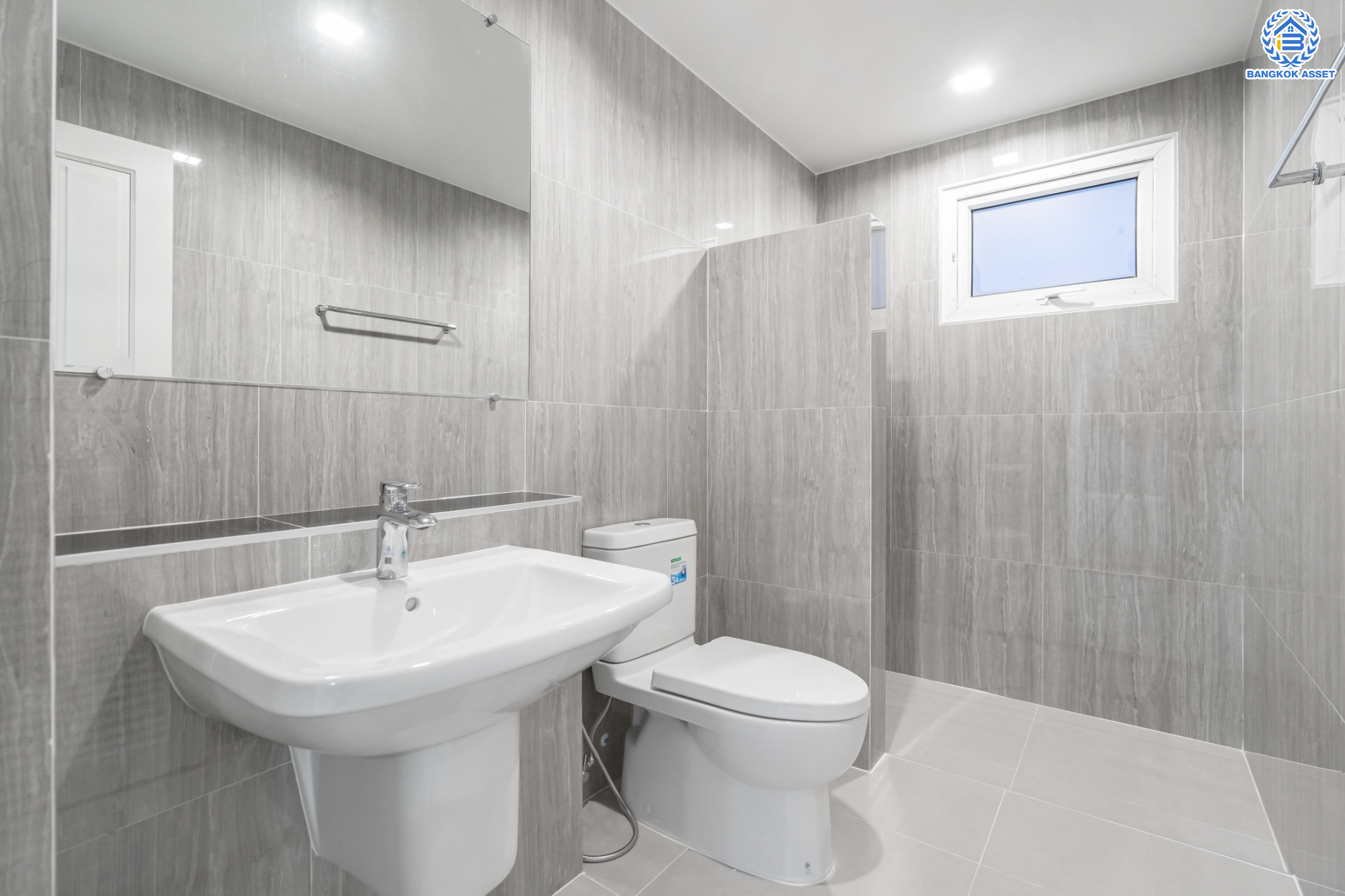 บ้านมือสองตกแต่งใหม่ ม.ธันยบดี บางใหญ่-กาญจนาฯ บ้านเดี่ยวหลังใหญ่ เนื้อที่ 56 ตร.ว. ฟังก์ชัน 4 ห้องนอน 3 ห้องน้ำ จอดรถได้ 2 คันบนทำเลคุณภาพ หน้าโครงการติดถนนกาญจนาฯ ใกล้เซ็นทรัลเวสต์เกต ทางด่วน และรถไฟฟ้าสายสีม่วง "สถานีตลาดบางใหญ่"